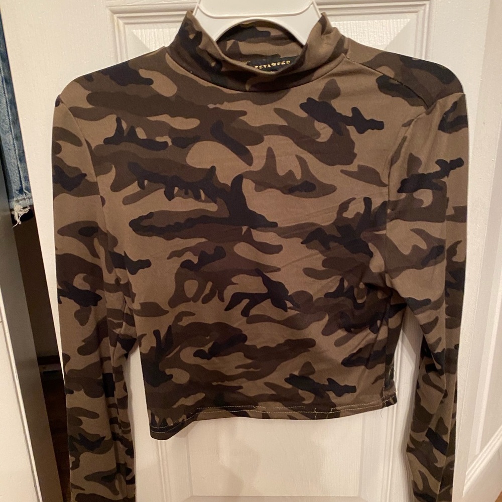 Long Sleeve Camo Crop Top